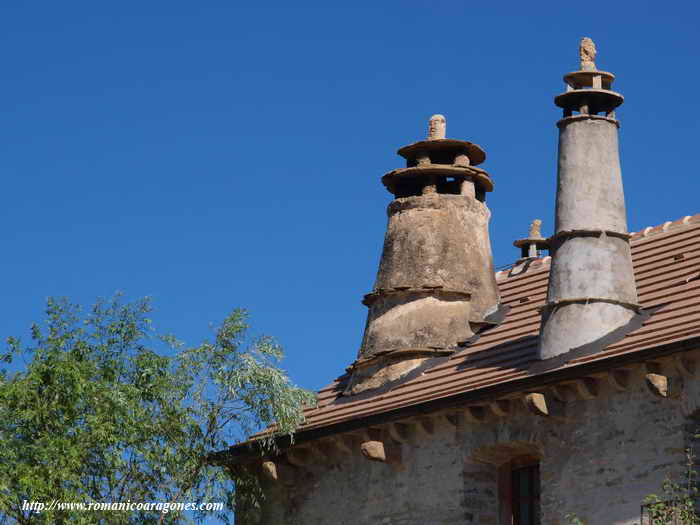 Detalle de chimeneas típicas